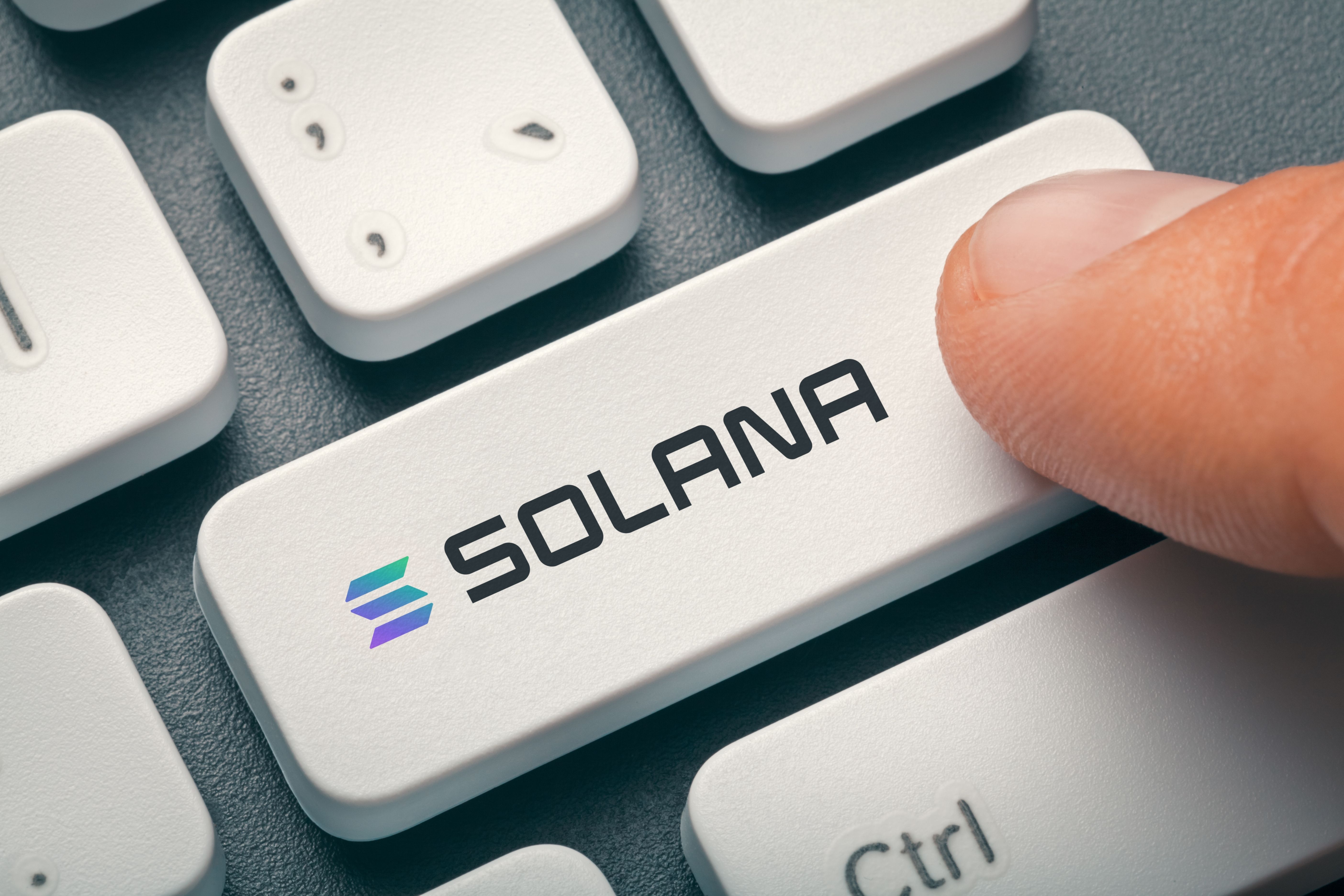 Solana 将自己定位为比特币的基础设施，目标价位为 1,000 美元