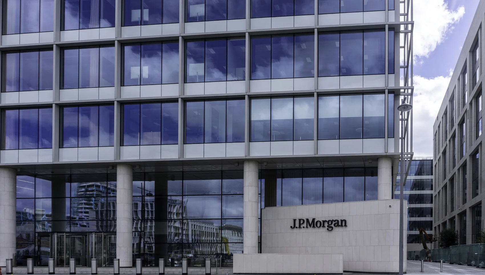 摩根大通：汇丰控股私有化恒生银行带来短期阵痛，但长期具正面效益