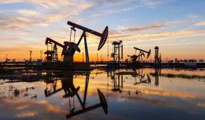 由于市场对供应前景失去信心,油价跌破60美元。