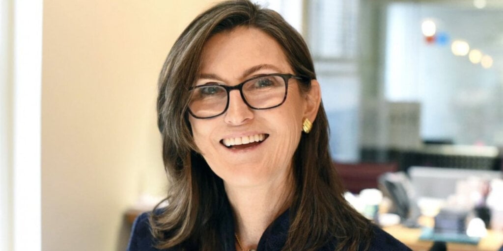 Ark Invest 的 Cathie Wood 因稳定币热潮而下调比特币价格目标