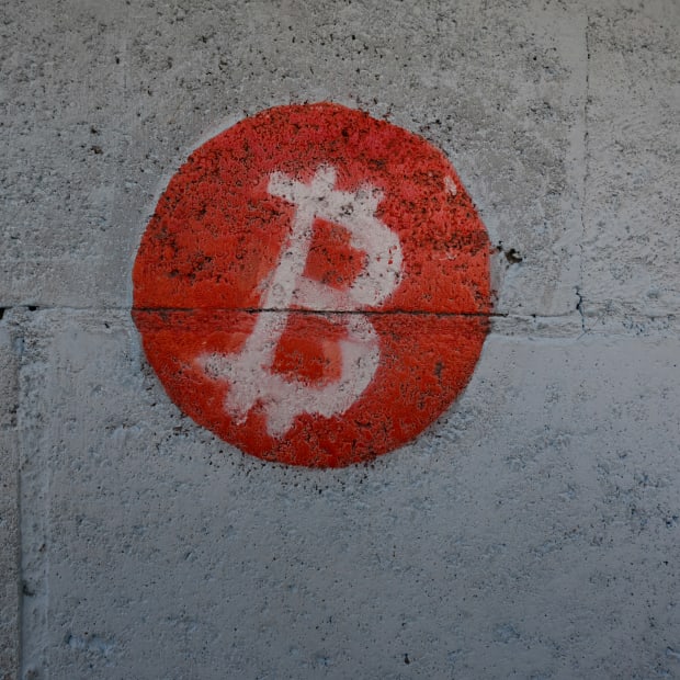 比特币价格暴跌至10万美元以下,亿万富翁纷纷抛售。